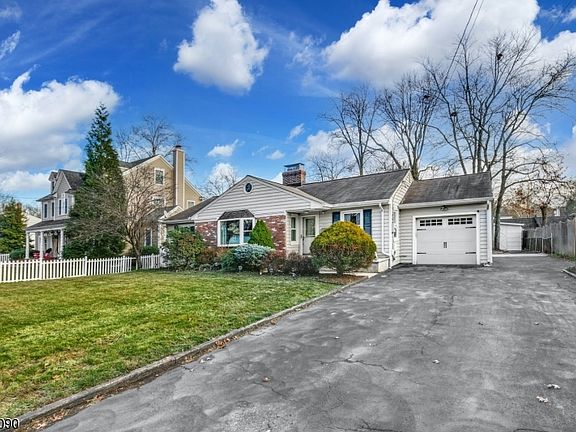 4th image of 327 Brightwood Ave
