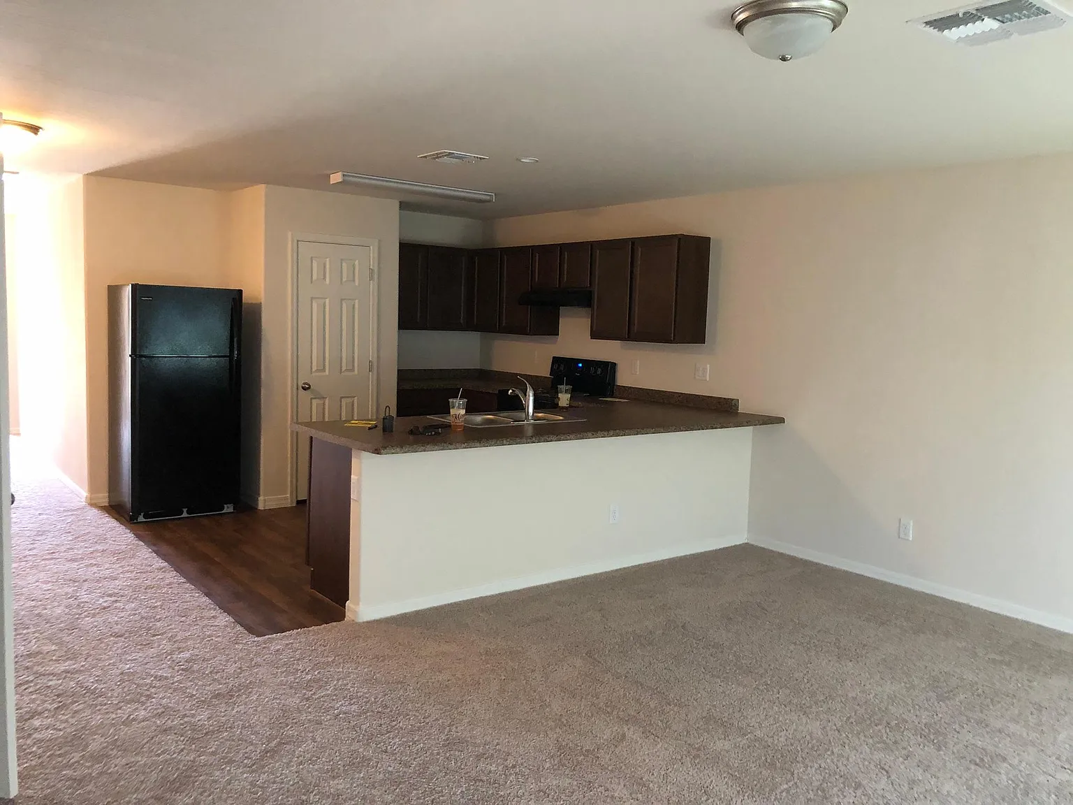 1729 N Logan Ln — Photo 2
