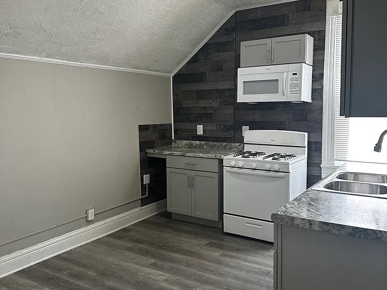2436 Wallace Ave #B — Photo 15