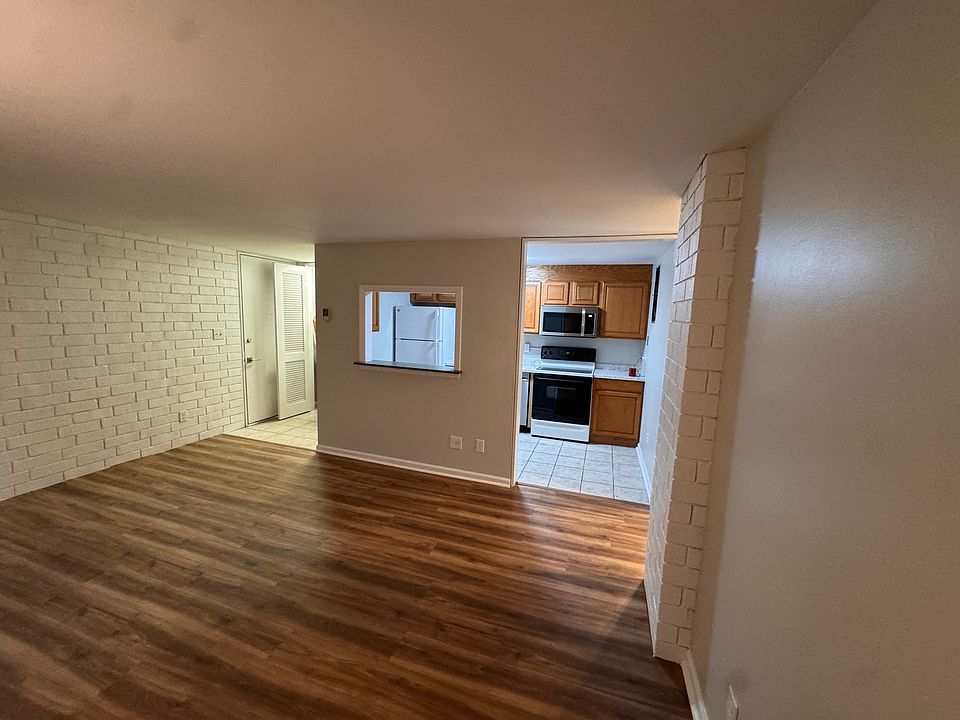 Living room
Approx, 16.5' by 12.5'