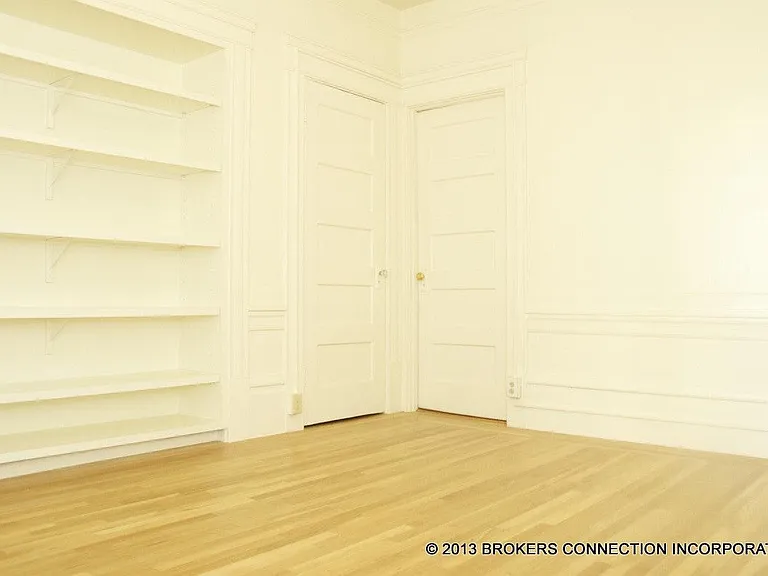 952 Powell St #14 — Photo 11