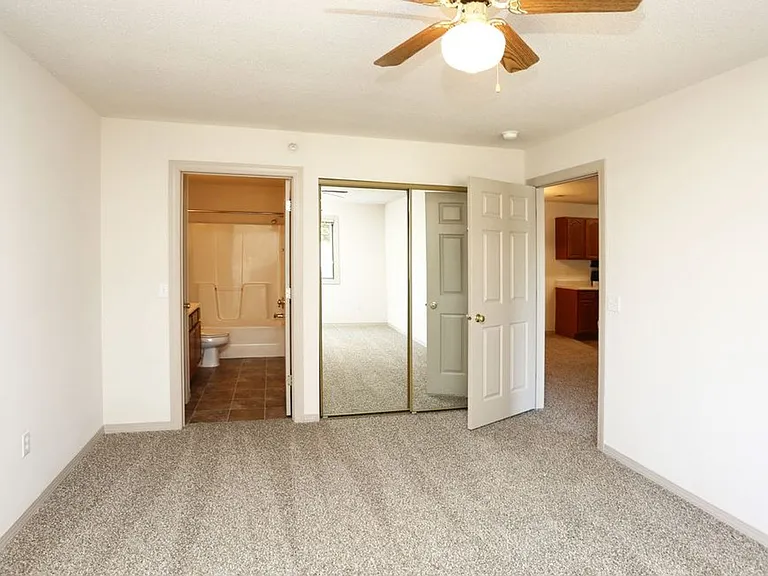 LEXINGTON ESTATES — Photo 11