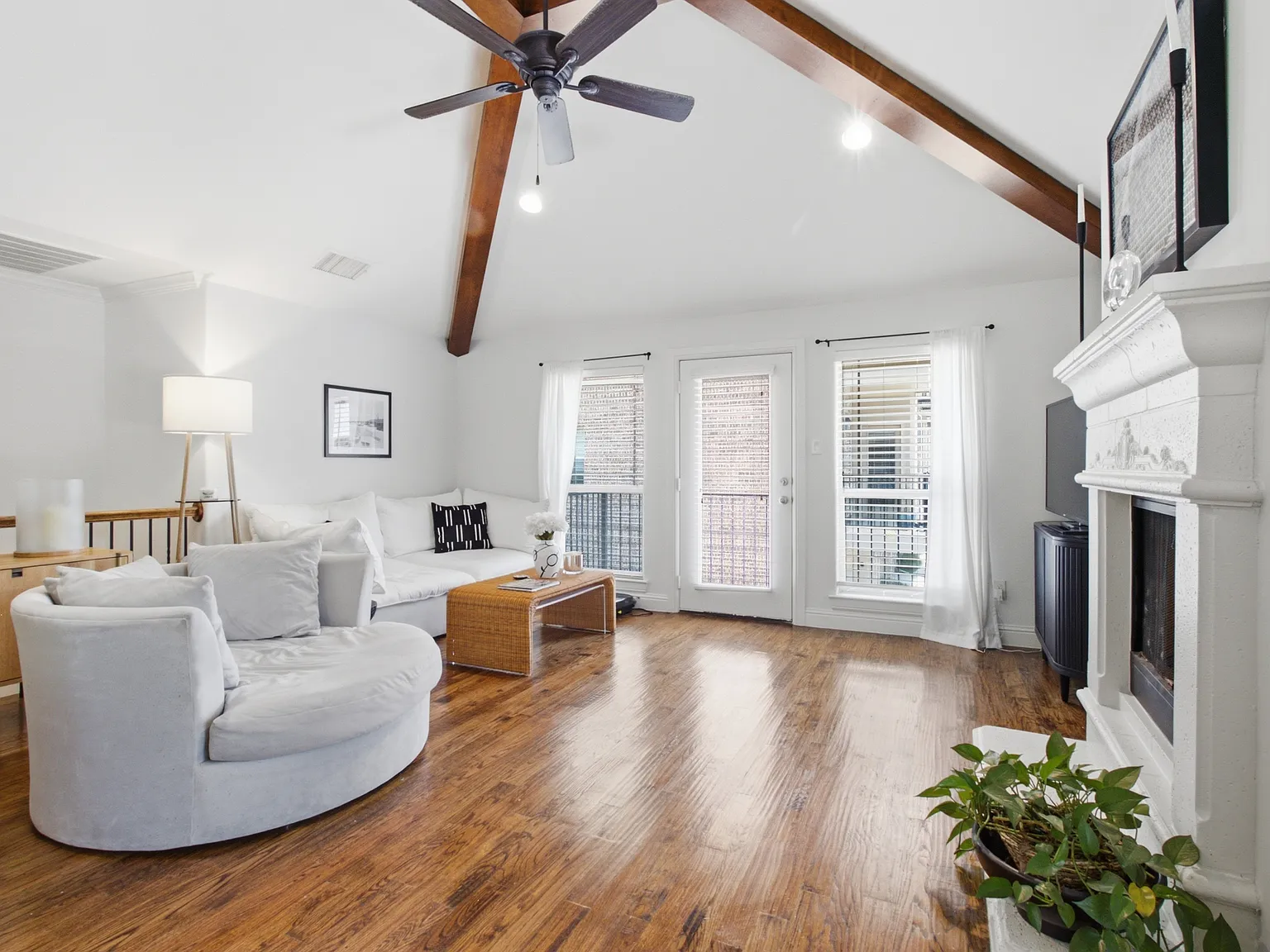 2 bed, 1372 sqft, $3,950 — Photo 4