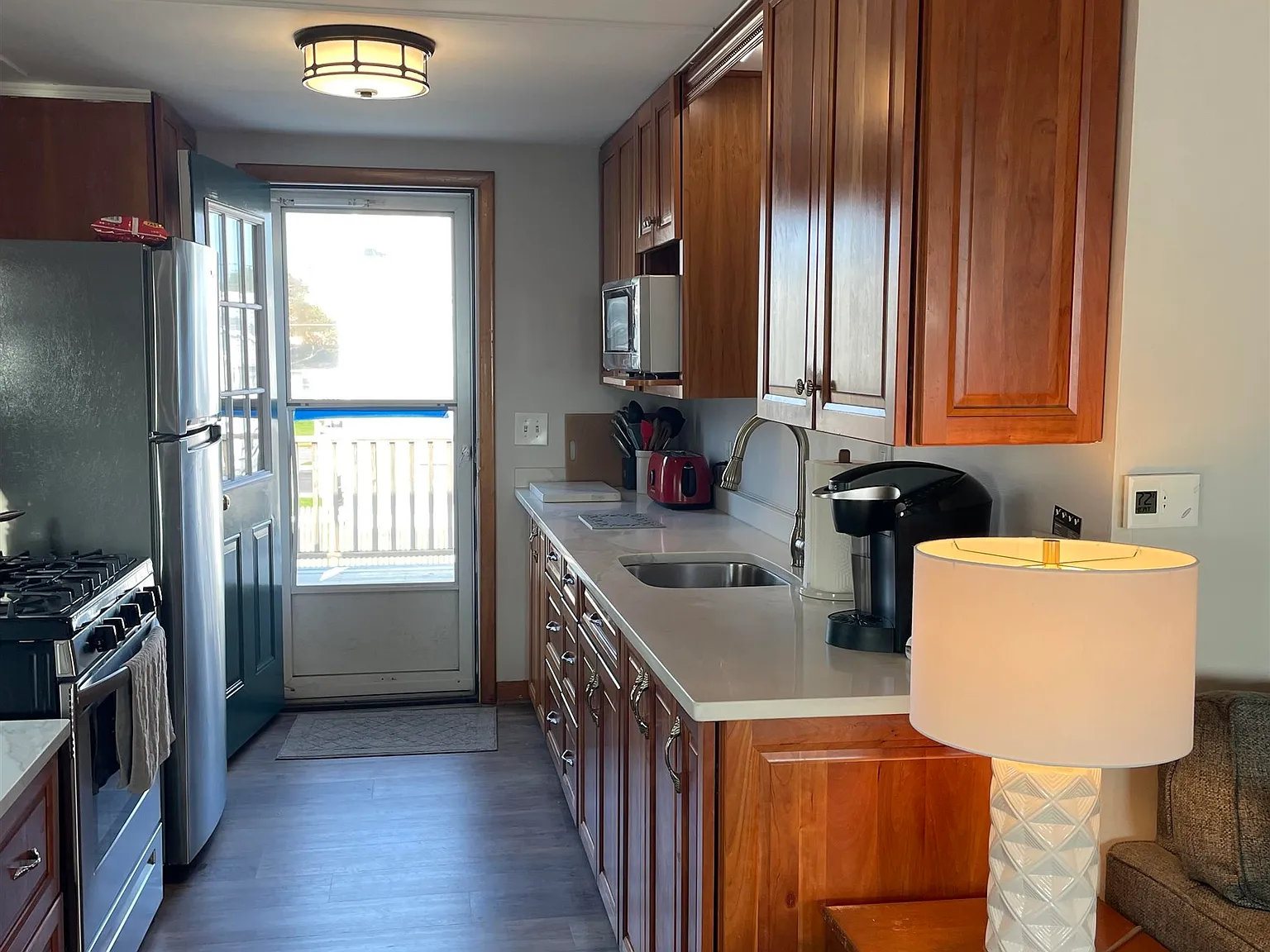 3 bed, 1.0 bath, 864 sqft, $2,500 — Photo 3