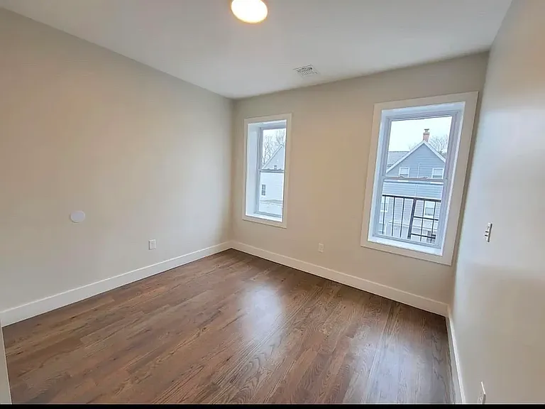 535 Hawthorne Ave #203 — Photo 4