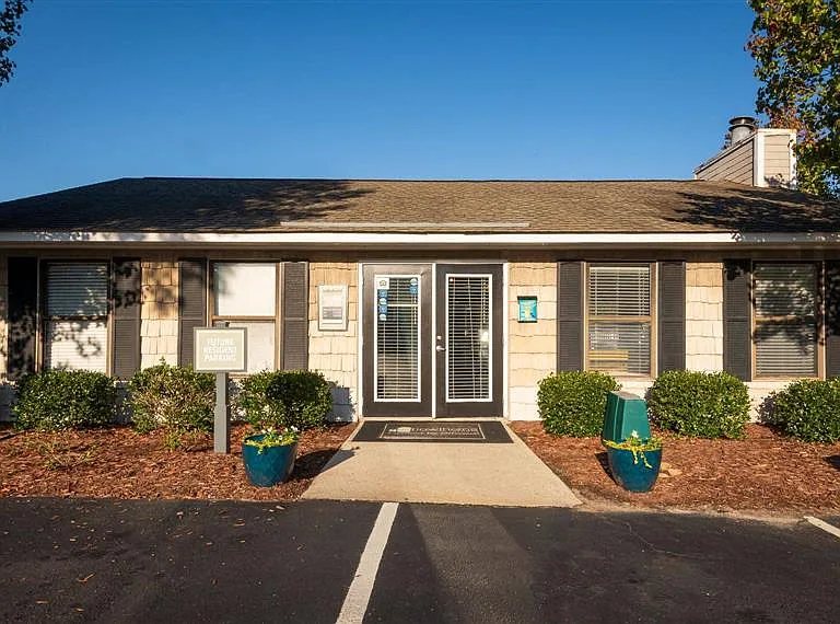Lakehurst Apartments — Photo 16