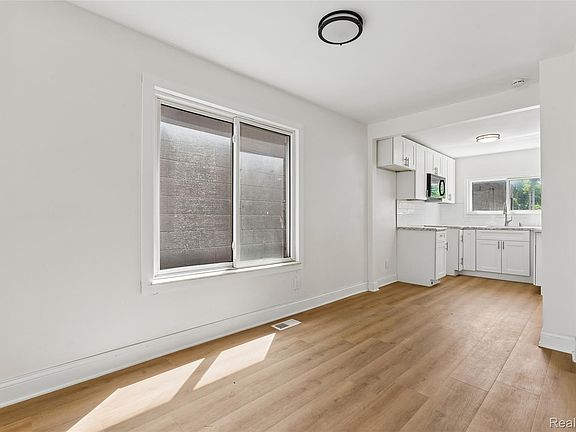 5th image of 329 W Muir Ave