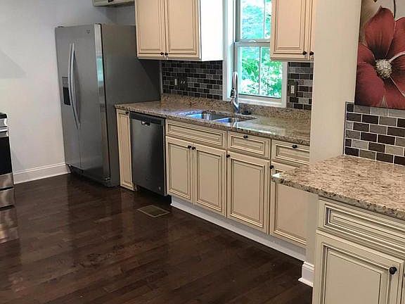 4th image of 4243 Dix St NE