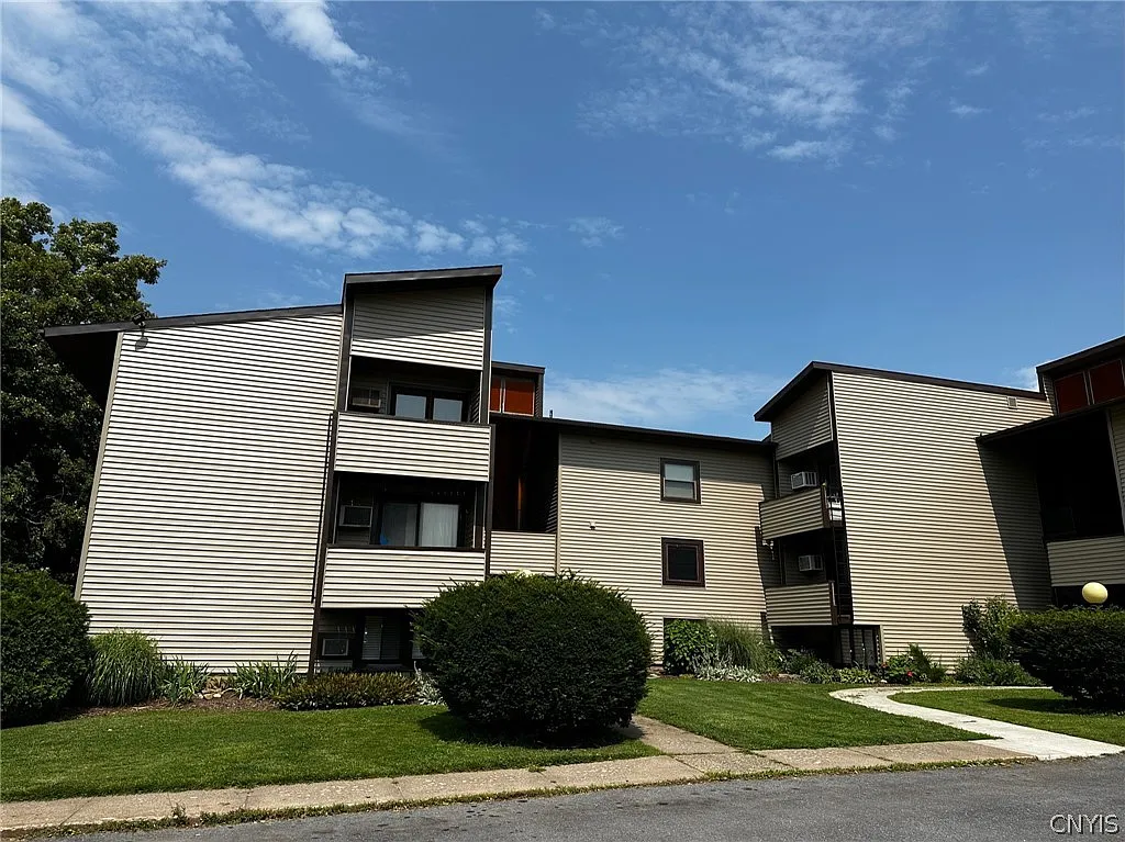 2 bed, 1.0 bath, 903 sqft, $1,575 — Photo 2
