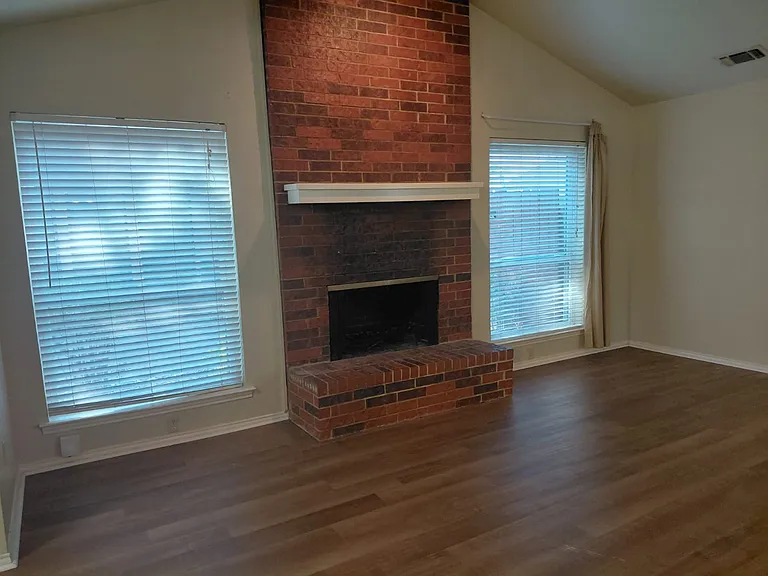Lago Vista Dr — Photo 8