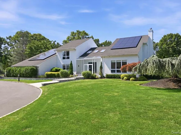5 Meadow Gate W, Saint James, NY 11780