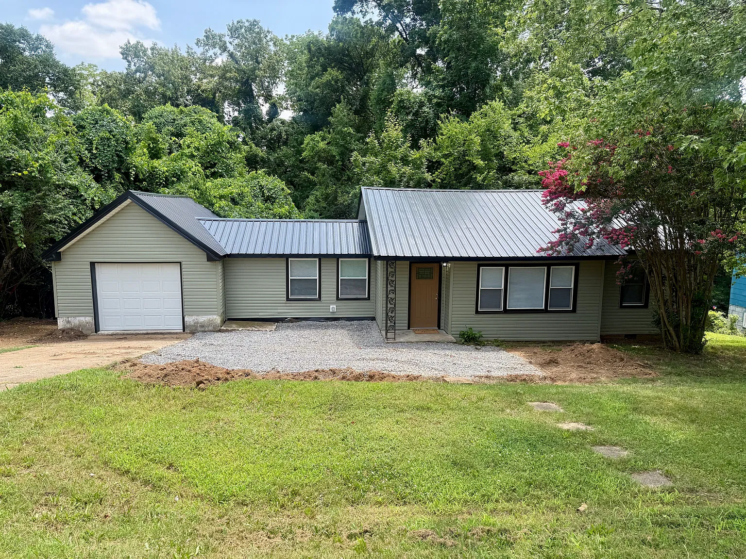 3 bed, 943 sqft, $1,400 — Photo 1