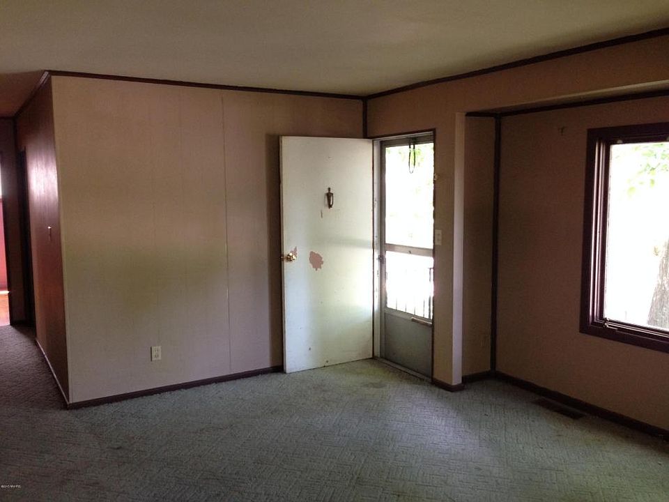 2nd image of 1562 Herrick Ave NE