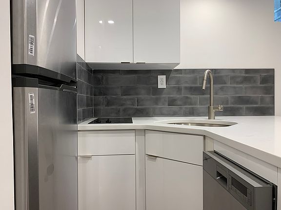 3rd image of 225 E 5th St APT 1AR