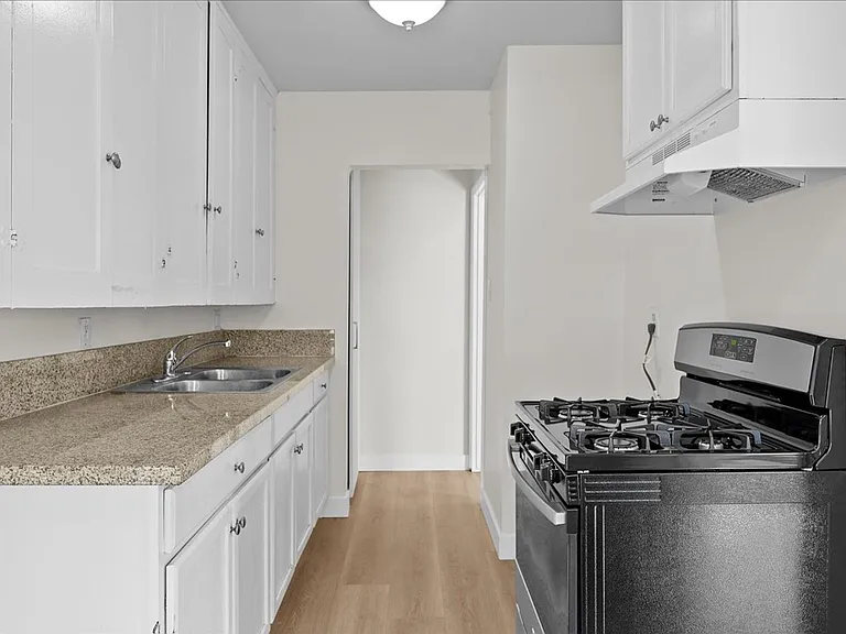 1922 Locust Ave #8 — Photo 5