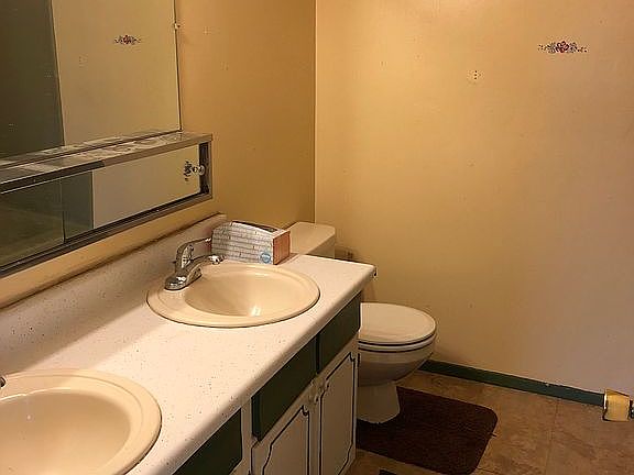 3rd image of 206 W Peterson Dr