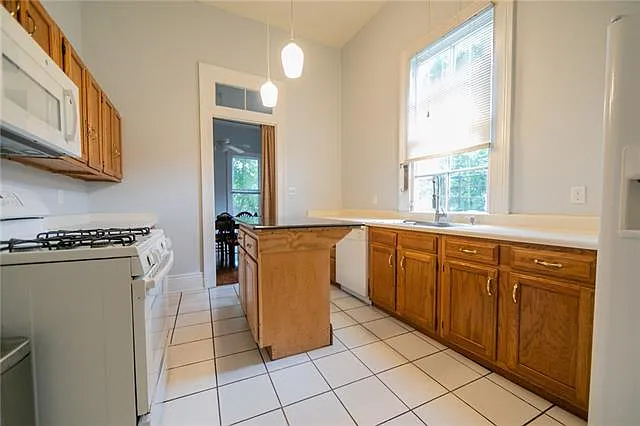 2 bed, 1.0 bath, 1054 sqft, $2,300 — Photo 4