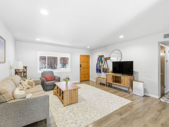 4th image of 304 W Pine Ave