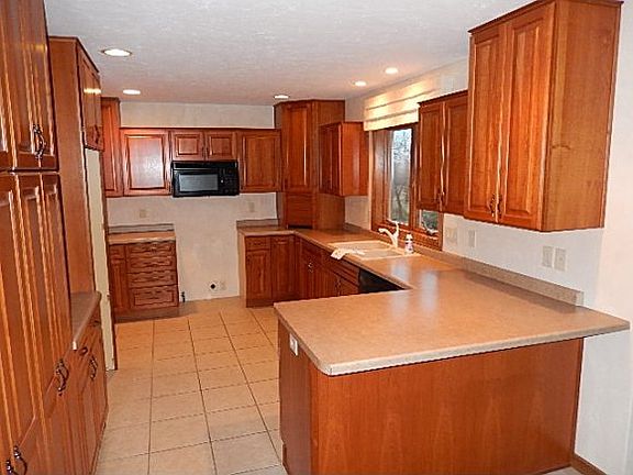 2nd image of 212 Honeysuckle Dr