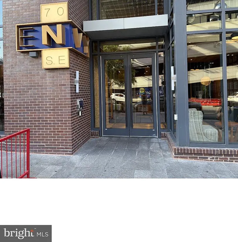 1 bed, 1.0 bath, 695 sqft, $2,300 — Photo 2