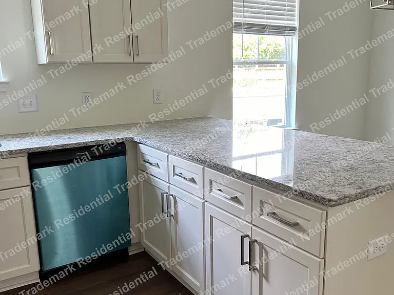 109 Avondale Ave — Photo 8