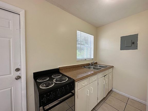2nd image of 832 S D St #2