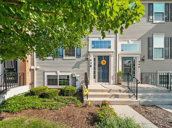 438 Town Center Blvd, Gilberts, IL 60136