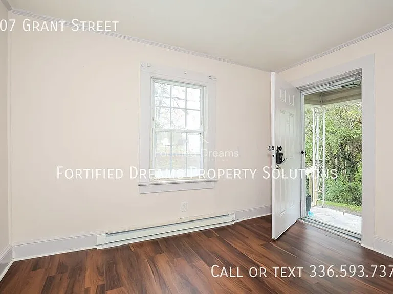 907 Grant St — Photo 4