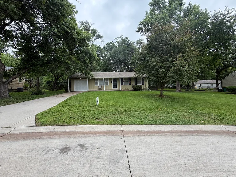 8925 Goodman St — Photo 1