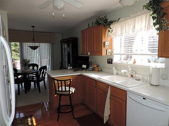 5th image of 334 Woodfield Square Ln