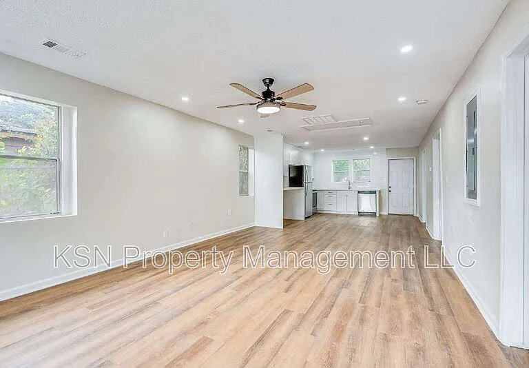 2032 Eppinger St — Photo 2
