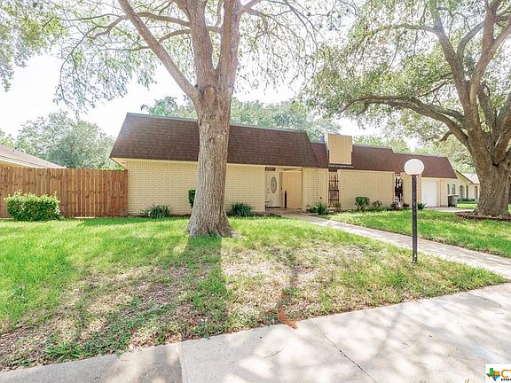 4th image of 404 Berkshire Ln