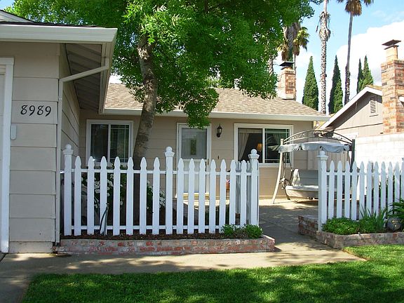 Private front courtyard