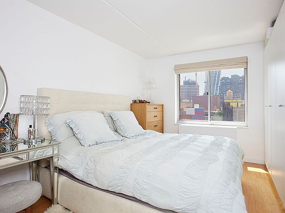 4th image of 555 W 23rd St APT S12g