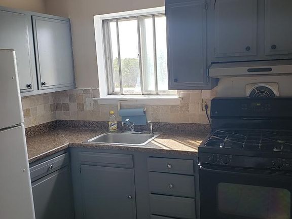 3rd image of 28 E Salisbury Dr