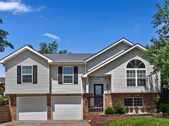 2nd image of 801 Bridle Spur Ln