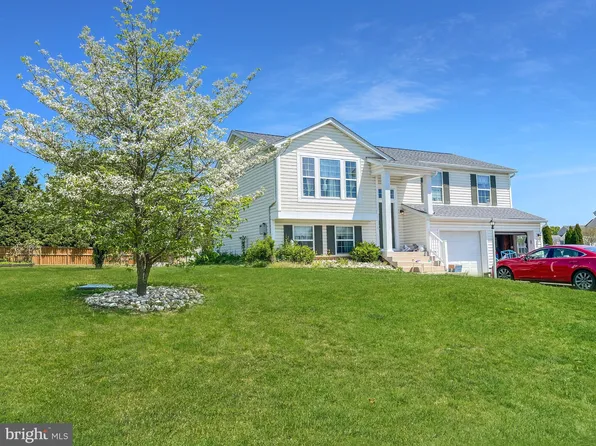 11838 White Pine Dr, Hagerstown, MD 21740