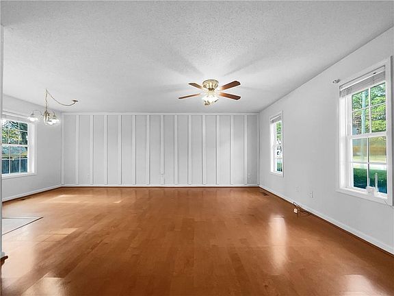 5th image of 392 River Trace Dr