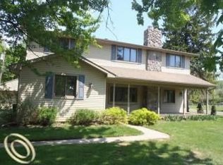 20565 Vining Rd, New Boston, MI 48164