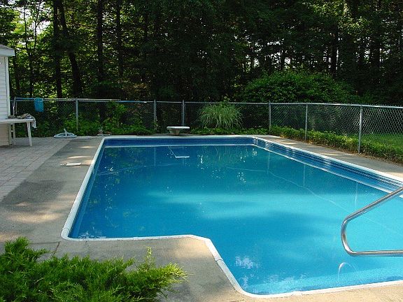 3rd image of 5 Ledgewood Dr
