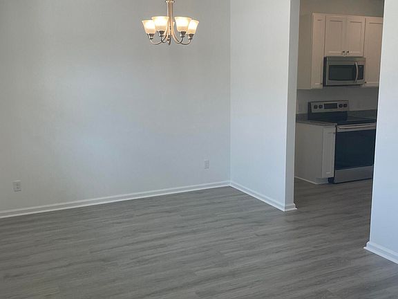 4th image of 136 Spencer Cir #15