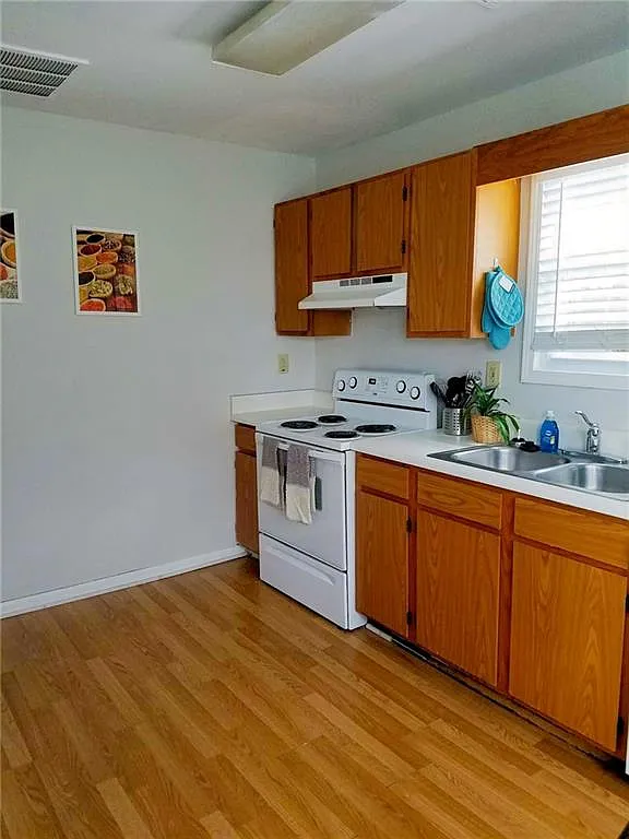 4 bed, 4.0 bath, 1600 sqft, $3,200 — Photo 4
