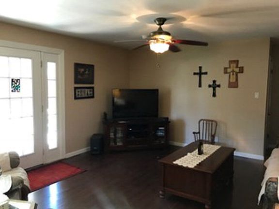 3rd image of 203 S Lazy Ln