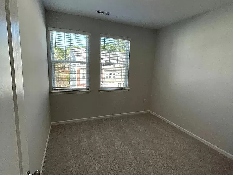 1049 Islip Pl — Photo 45