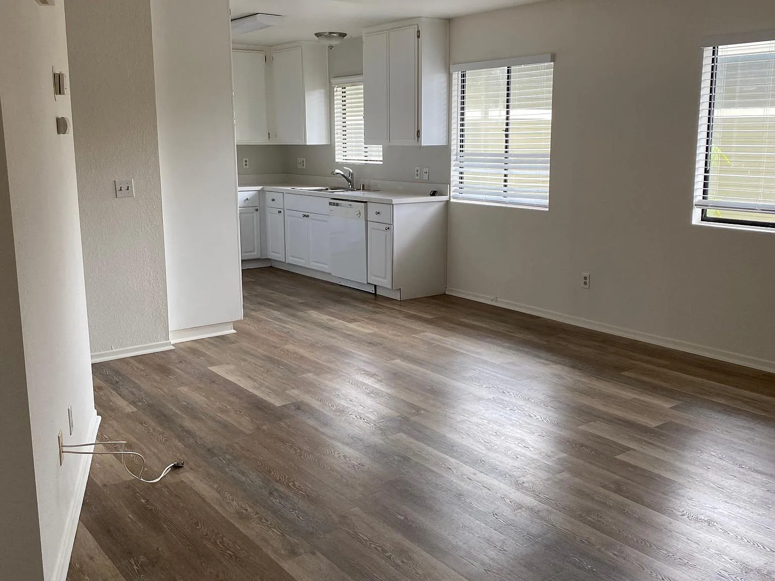 980 Laguna Dr — Photo 2