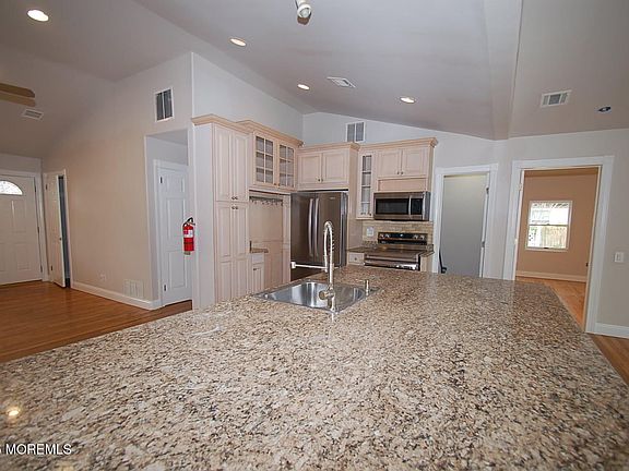 5th image of 986 Stamler Drive