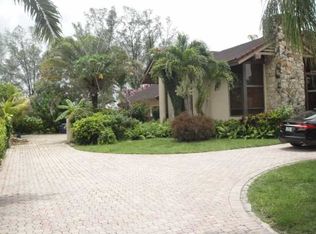 19431 E Oakmont Dr, Hialeah, FL 33015