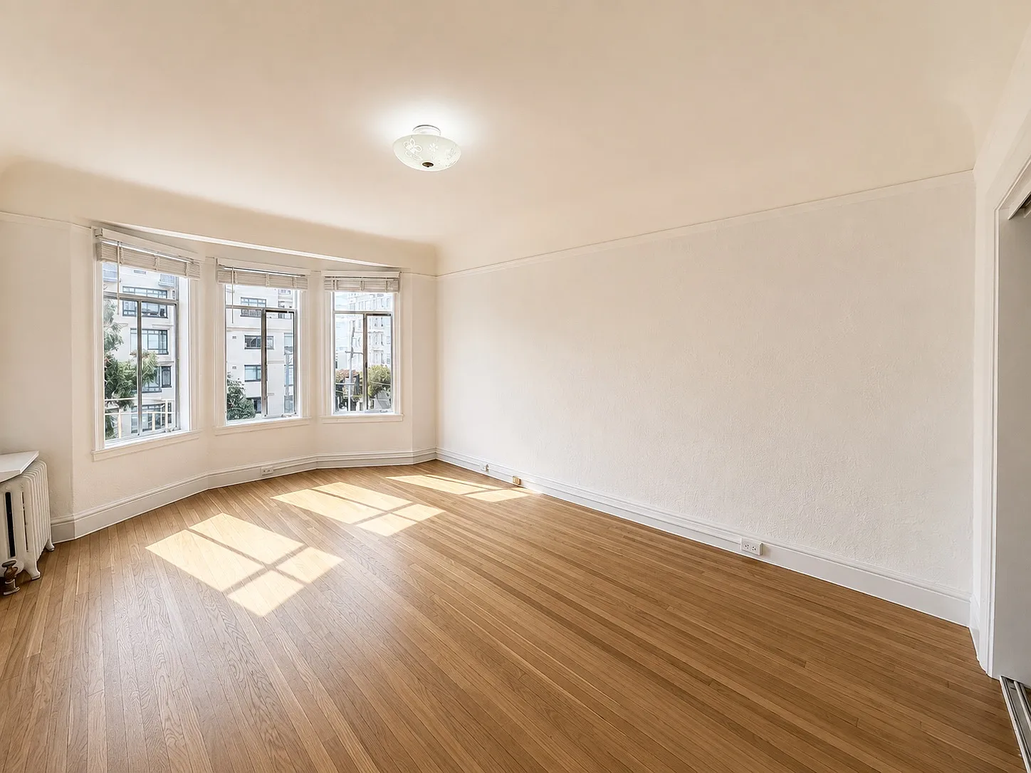 Bright Top-Floor Apartment with Hardwood Floors Pet Friendly — Photo 1