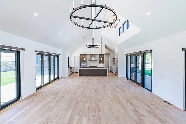 6 bed, 5.5 bath, 5600 sqft, $14,000 — Photo 2