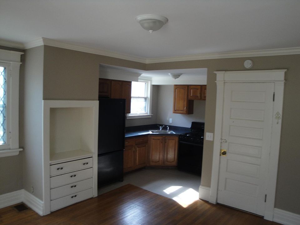 Livingroom facing Kitchen